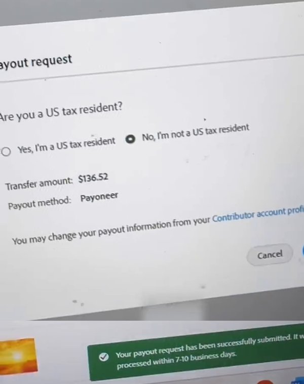Adobe Stock提现申请Payout request：选No, I'm not a US tax resident，Transfer amount $136.52，Payout method Payoneer，提交成功提示7-10个工作日