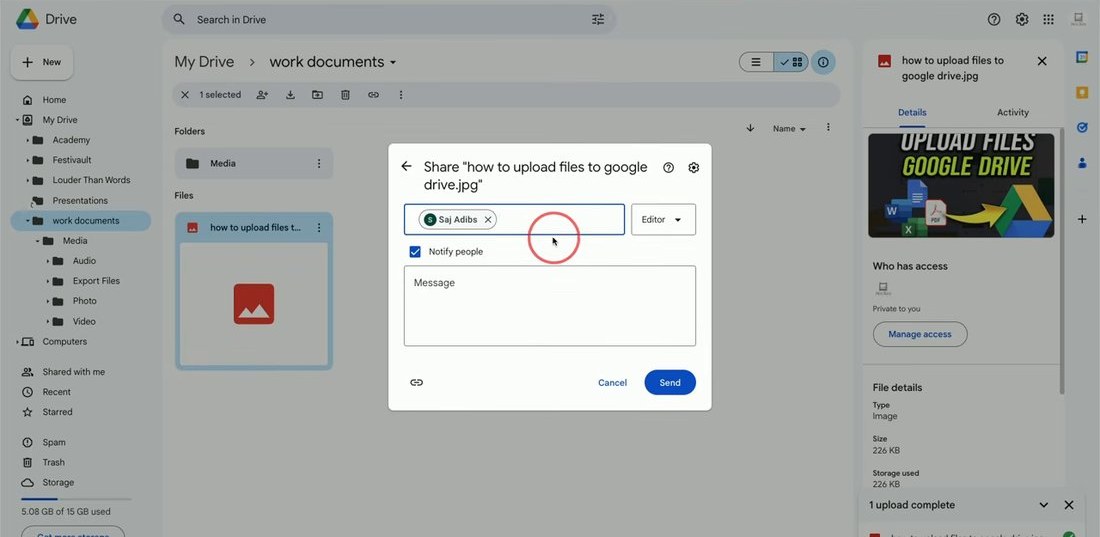 Drive分享框，输入收件人邮箱，右侧角色下拉默认是Editor，下面有Notify people勾选和Message留言框，右下角是蓝色Send